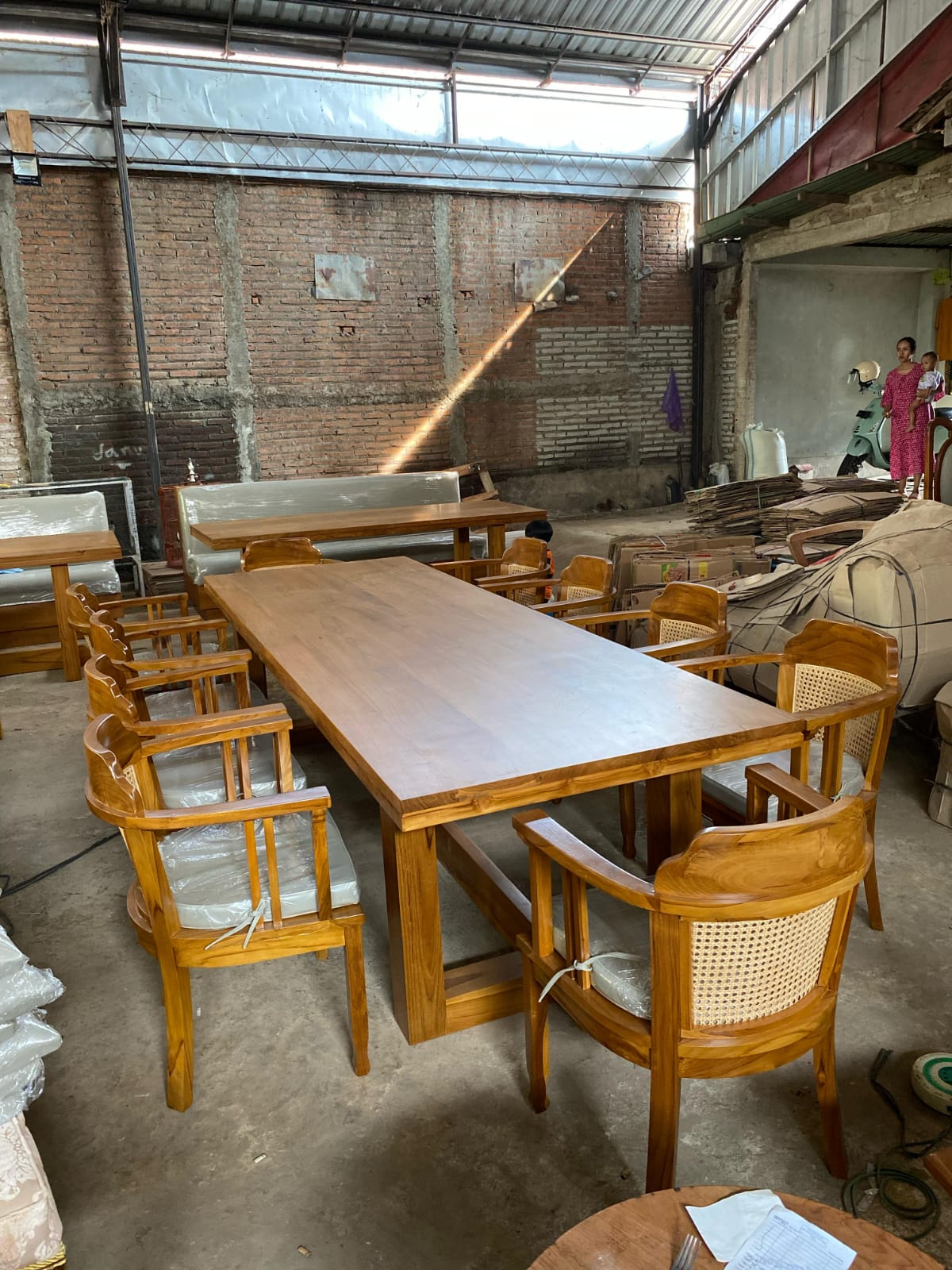 Meja Makan Kayu Tebal